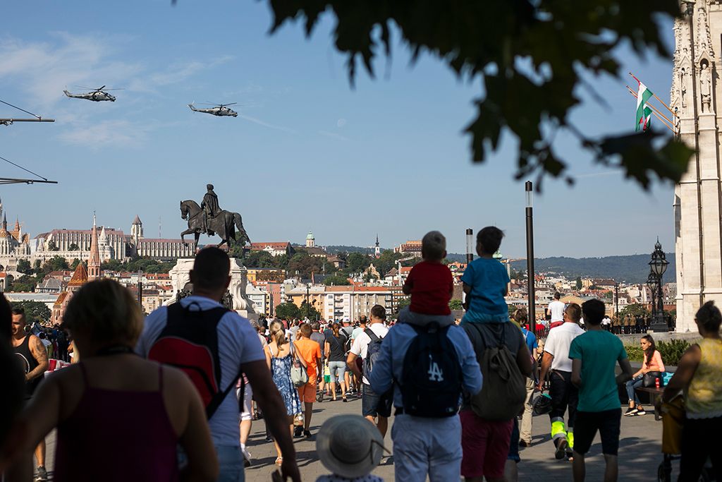Légi parádé a Duna felett a Lánchíd és a Parlament közötti szakaszon 14-HPGy