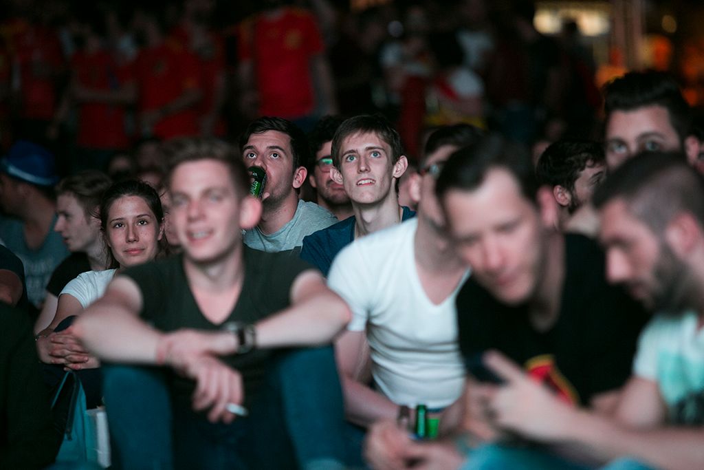A második vb-nap slágermeccsét Portugália és Spanyolország játszotta a labdarúgó világbajnokságon. A belváros egyik leglátogatottabb pontján a Szabadság téren két óriás kivetítőn követhetik majd június 14-e és július 15-e között a labdarúgó-világbajnokság mérkőzéseit a szurkolók. Fotó: Horváth Péter Gyula