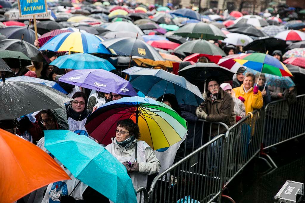Parlament előtt tüntettek a tanárok 2016.02.13. foto:Horváth Péter Gyula