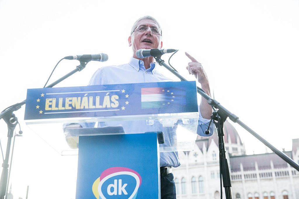 Gyurcsány Ferenc, a Demokratikus Koalíció (DK) elnöke, volt szocialista miniszterelnök beszédet mond a párt Utcára, európai magyarok! címmel meghirdetett kormányellenes demonstrációján a belvárosi Kossuth Lajos tér és Alkotmány utca sarkánál Fotó: Horváth Péter Gyula