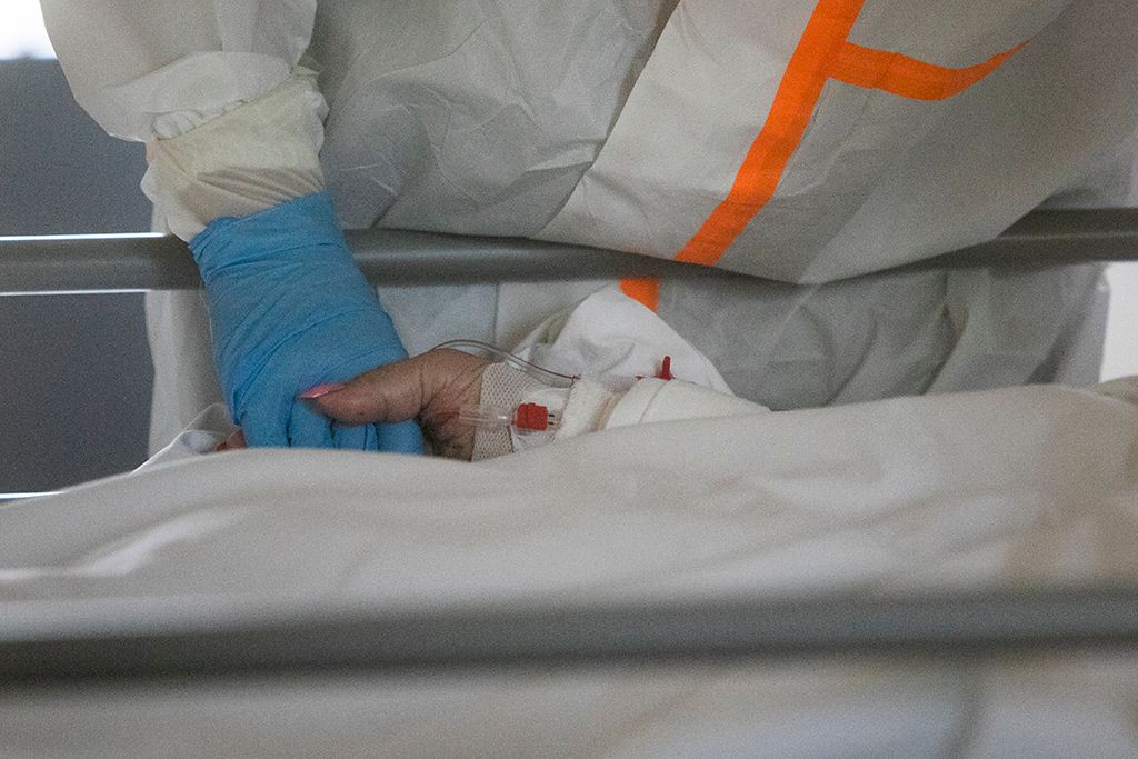 Védőfelszerelést viselő ápoló a koronavírussal fertőzött betegek fogadására kialakított intenzív osztályon a fővárosi Szent László Kórházban Fotó: Horváth Péter Gyula
