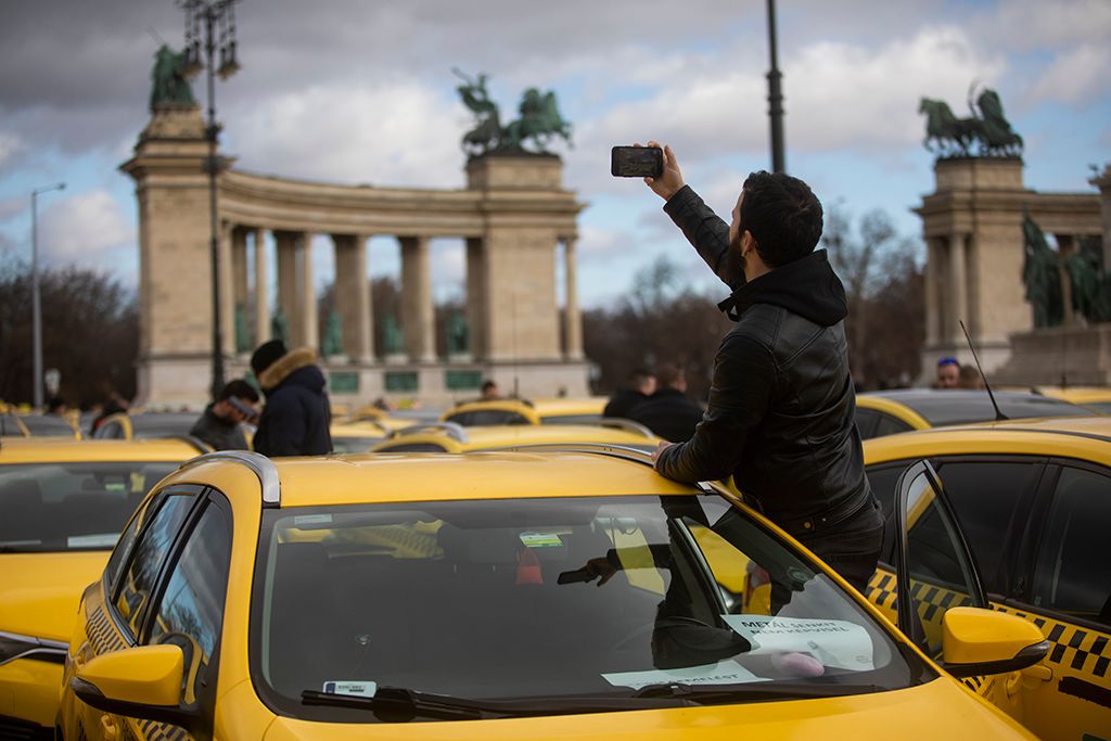 Látványos taxis demonstráció volt Budapesten a Hősök terén 4-HPGy