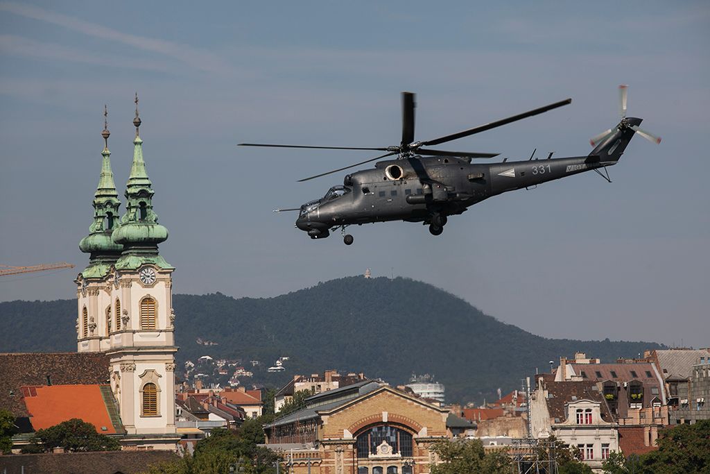 Légi parádé a Duna felett a Lánchíd és a Parlament közötti szakaszon 12-HPGy