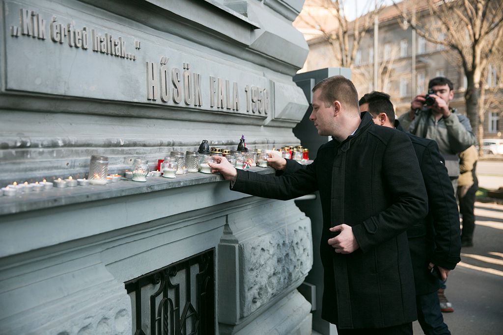 Schmidt Mária, a Terror Háza Múzeum főigazgatója Gulyás Gergely, a Fidesz frakcióvezetője  a kommunizmus áldozatainak emléknapján a budapesti Terror Háza Múzeumban rendezett megemlékezésen 2018. február 25-én. Fotó: Horváth Péter Gyula