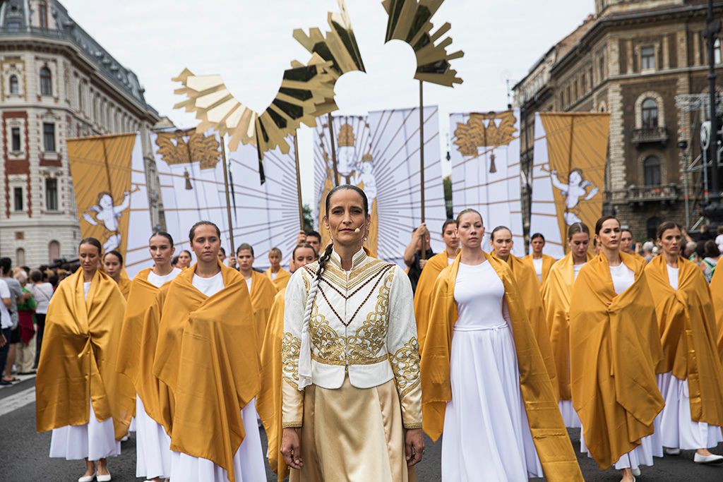 Az Oktogon és a Hősök tere között monumentális, guruló díszletekkel elevenedett meg Magyarország alapításának története. 1-HPGy