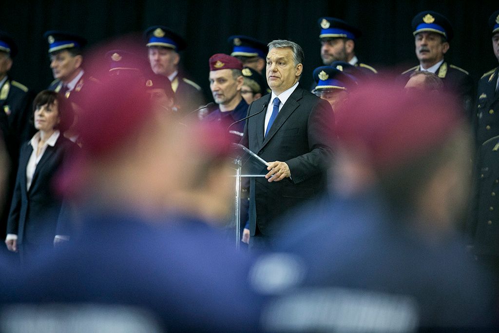 Orbán Viktor miniszterelnök a határvadászképzés második és harmadik ütemében kinevezett tiszthelyettesek ünnepélyes eskütételén a budapesti Hungexpón Fotó: Horváth Péter Gyula