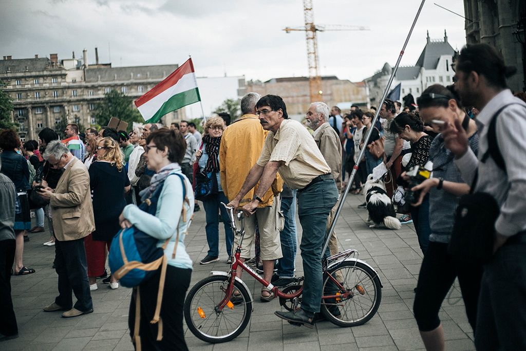 Résztvevők a 3.0 Mi vagyunk a többség - Tüntetés a demokráciáért! címmel meghirdetett demonstráción Budapesten, a Kossuth Lajos téren 2018. május 9-én. Fotó: Horváth Péter Gyula
