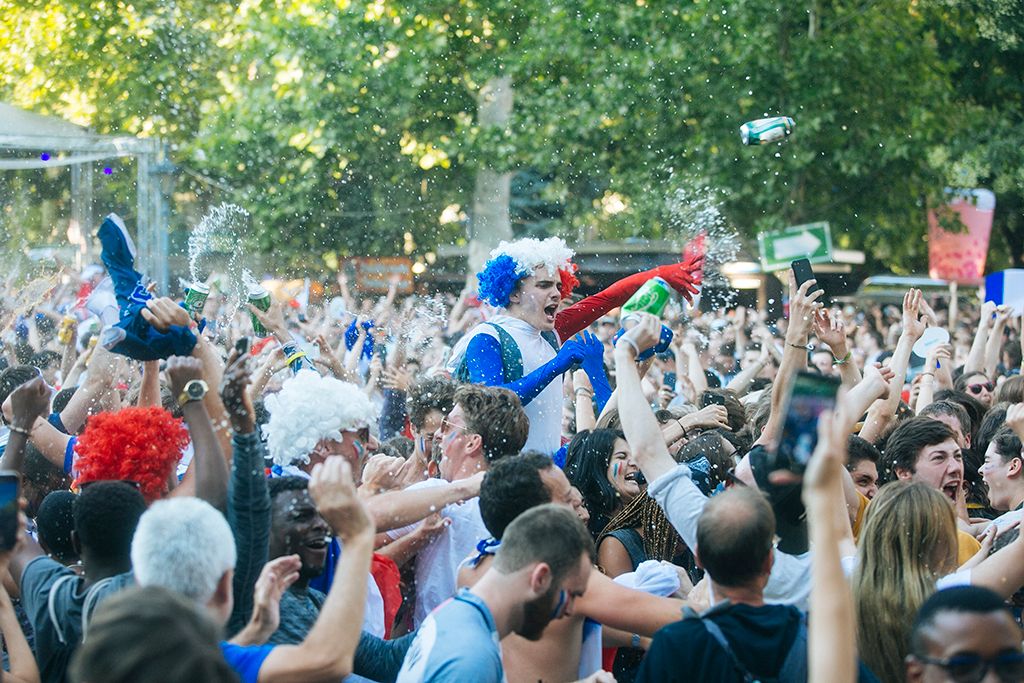 Budapest, 2018. július 15. Francia szurkolók az oroszországi labdarúgó-világbajnokság Franciaország - Horvátország döntőjének közvetítése alatt Budapesten, a Szabadság téren  Fotó: Horváth Péter Gyula