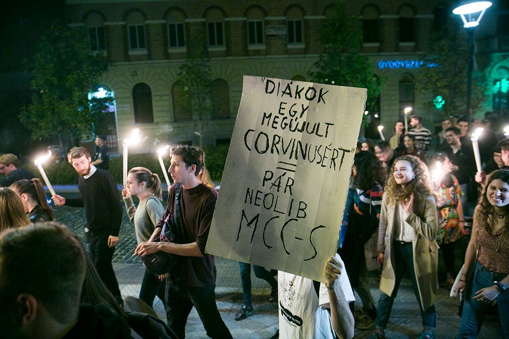 Fáklyás felvonulás a Corvinus Egyetemért - demonstráció a Lehet Más a Jövő szervezésében Fotó: Horváth Péter Gyula