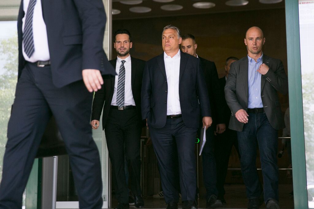 Fidesz-frakció zárt alakuló ülése után távoznak a Képviselői Irodaházból a Fidesz-frakció képviselői.  Fotó: Horváth Péter Gyula