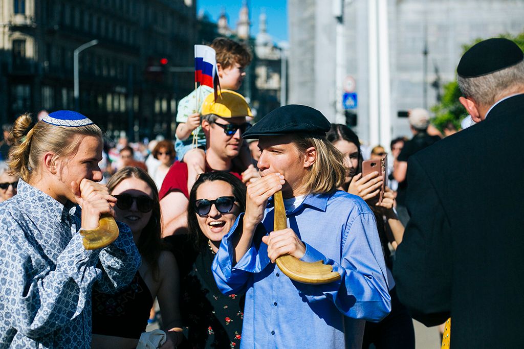 Az Élet menetének résztvevői  Budapesten, az Erzsébet híd pesti hídfőjénél 2018. május 13-án. A holokauszt áldozataira emlékező emléksétát tizenhatodik alkalommal rendezték meg. Fotó: Horváth Péter Gyula
