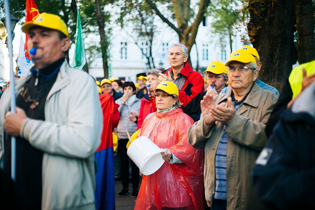 Szakszervezetek demonstrációja a Cafeteria visszaállításáért a Magyar Nemzeti Bank székháza előtt, a Szabadság téren 2018. november 6-án. Fotó: Horváth Péter Gyula / PS