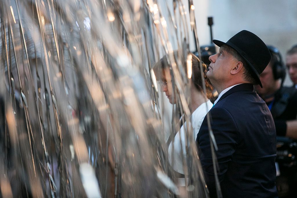 Orbán Viktor miniszterelnök  Benjámin Netanjahu izraeli miniszterelnök részt vesz a holokauszt áldozatainak emlékére tartott megemlékezésen az Emanuel Emlékfánál, a Dohány utcai zsinagóga udvarán 2017. július 19-én. A magyar miniszterelnök és izraeli vendége a látogatással a Mazsihisz meghívásának tesz eleget. Fotó: Horváth Péter Gyula