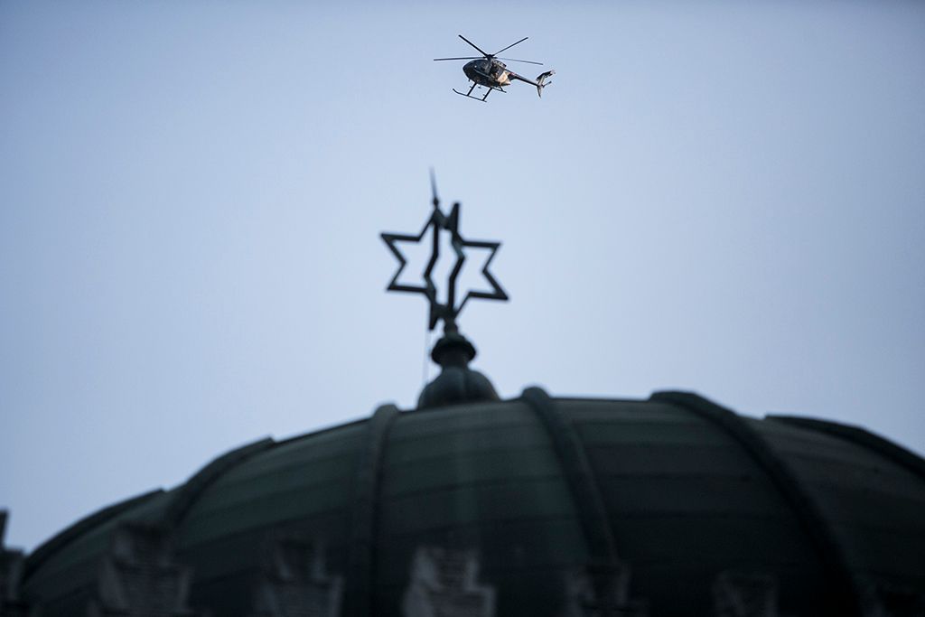 Orbán Viktor miniszterelnök  Benjámin Netanjahu izraeli miniszterelnök részt vesz a holokauszt áldozatainak emlékére tartott megemlékezésen az Emanuel Emlékfánál, a Dohány utcai zsinagóga udvarán 2017. július 19-én. A magyar miniszterelnök és izraeli vendége a látogatással a Mazsihisz meghívásának tesz eleget. Fotó: Horváth Péter Gyula