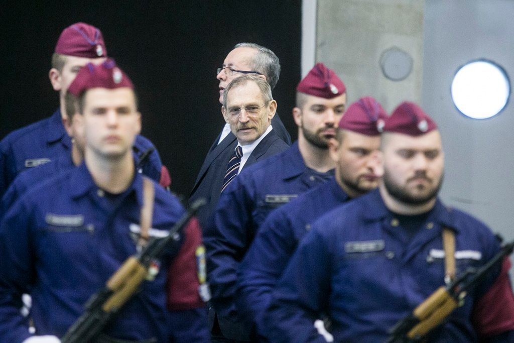 Pintér Sándor belügyminiszter a határvadászképzés második és harmadik ütemében kinevezett tiszthelyettesek ünnepélyes eskütételén a budapesti Hungexpón Fotó: Horváth Péter Gyula