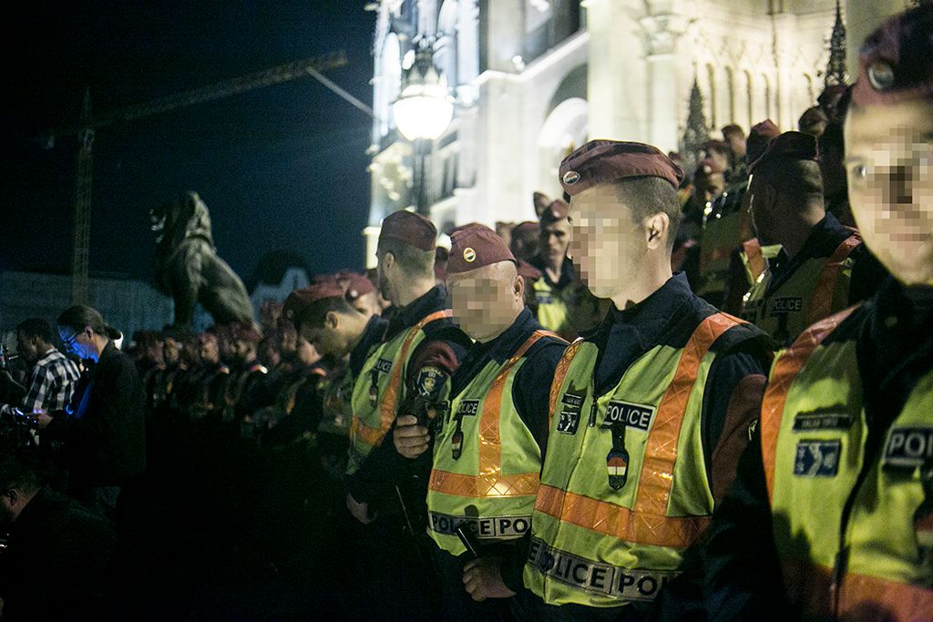 A CEU előtt demonstrálók egy csoportja a Parlamenthez vonult Fotó: Horváth Péter Gyula