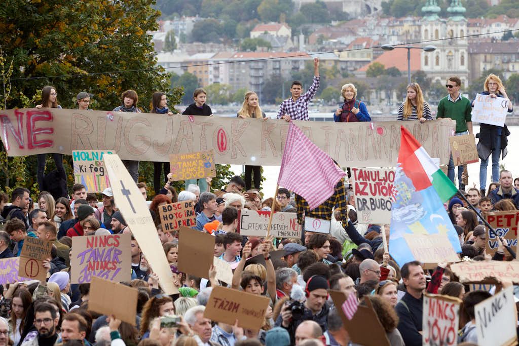 Diákok és tanárok tüntetnek a Margithídnál 47 20221005 -- fotó - Hatlaczki Balázs