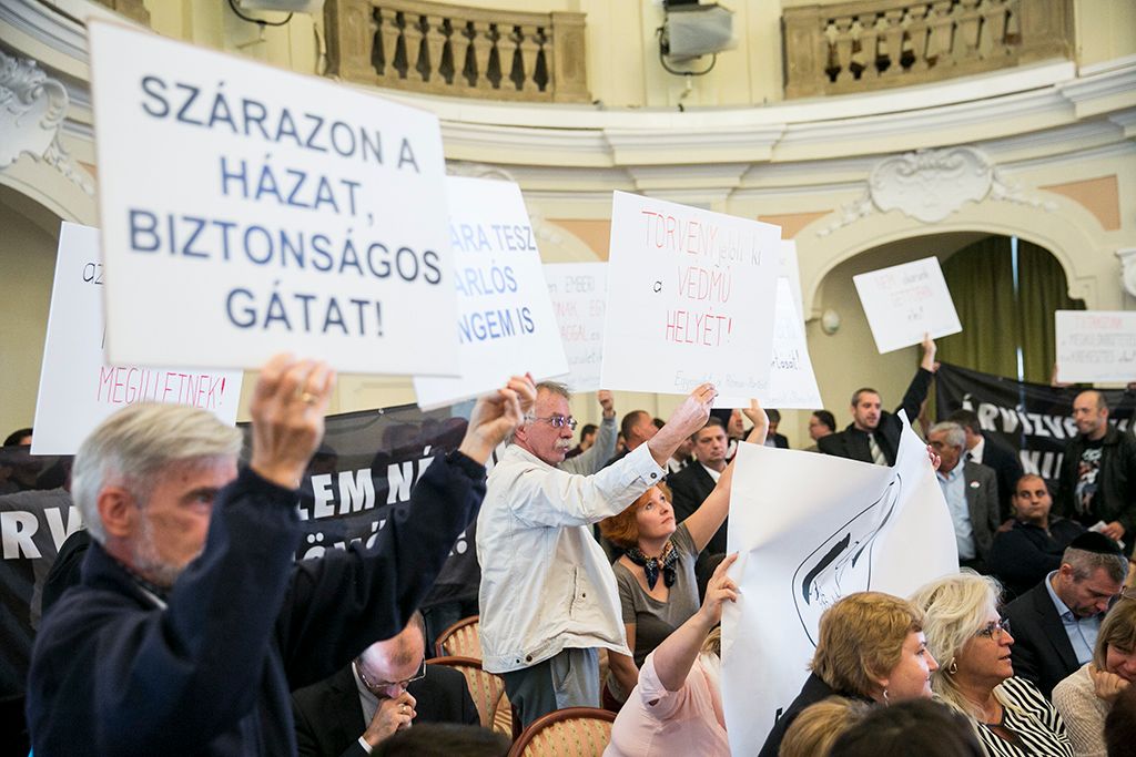 A római-parti védmű megépítése ellen demonstrálók a Fővárosi Önkormányzat Közgyűlésén a Városháza dísztermében 2017. szeptember 27-én. Fotó: Horváth Péter Gyula