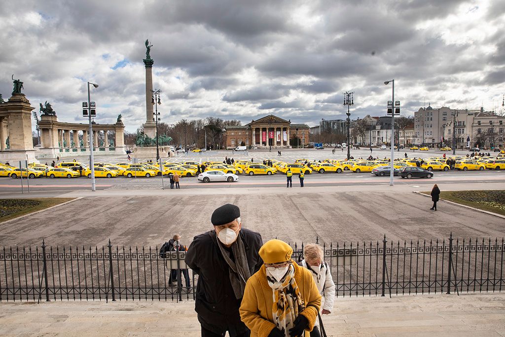 Látványos taxis demonstráció volt Budapesten a Hősök terén 1-HPGy