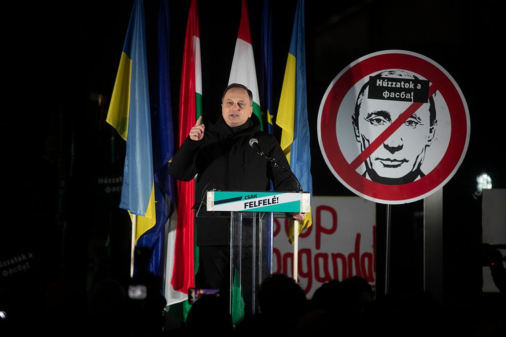 Brenner Koloman az MTVA székháza előtt a közmédia elleni tünetésen 8-HPGy