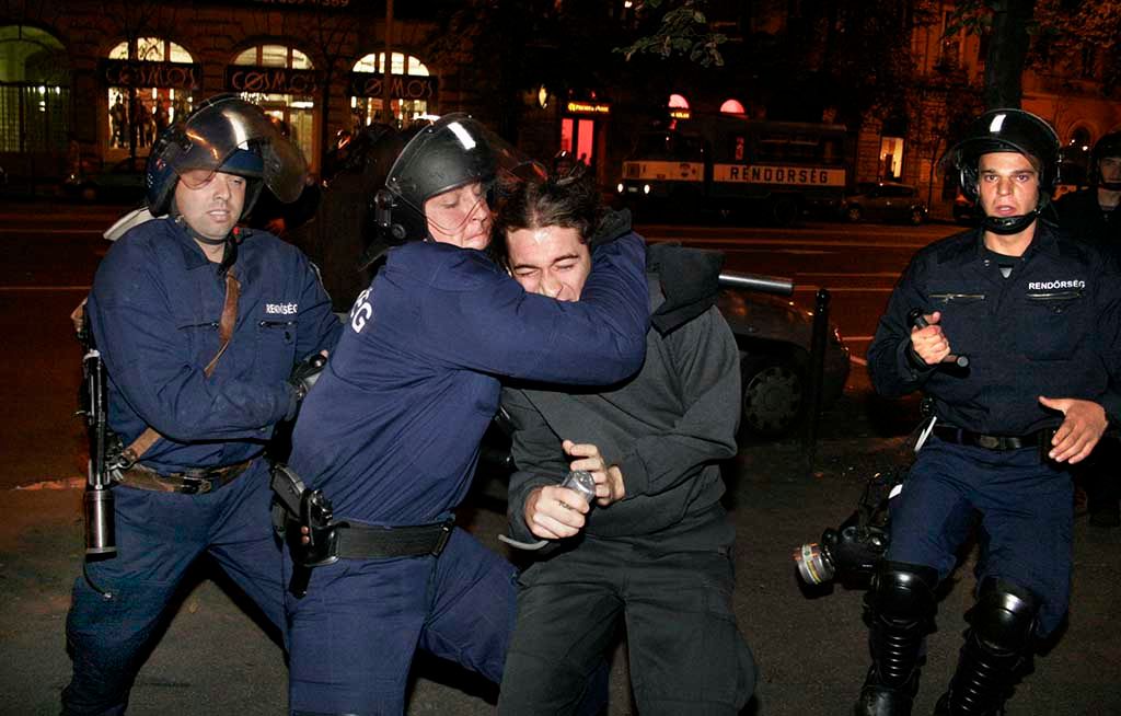Letartoztatasok es Rendori tulkapas a Deak Teren az 2006 09 23 Foto Horvath Peter Gyula