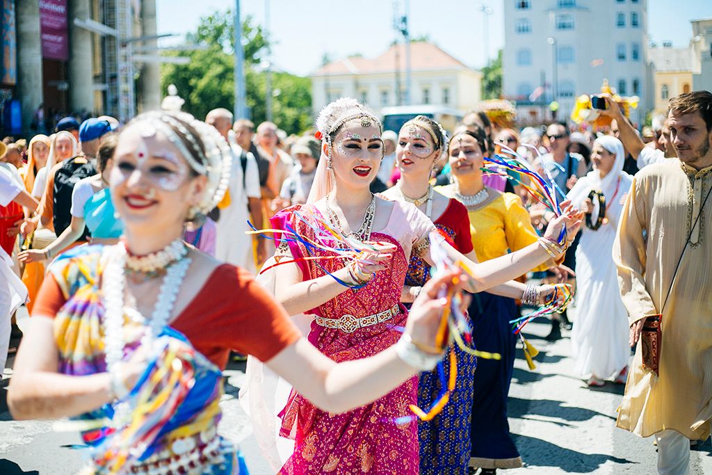 Krisna-tudatú hívők Szekérfesztivál elnevezésű táncos felvonulása Budapesten a József Attila utcában 2018. június 30-án. Követve az ősi indiai hagyományt, a Ratha-játrá felvonulást évről évre a világ számos országában megtartják. Fotó: Horváth Péter Gyula