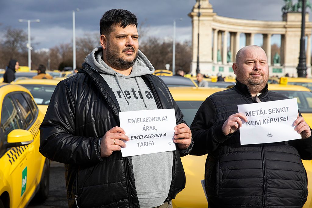 Látványos taxis demonstráció volt Budapesten a Hősök terén 12-HPGy