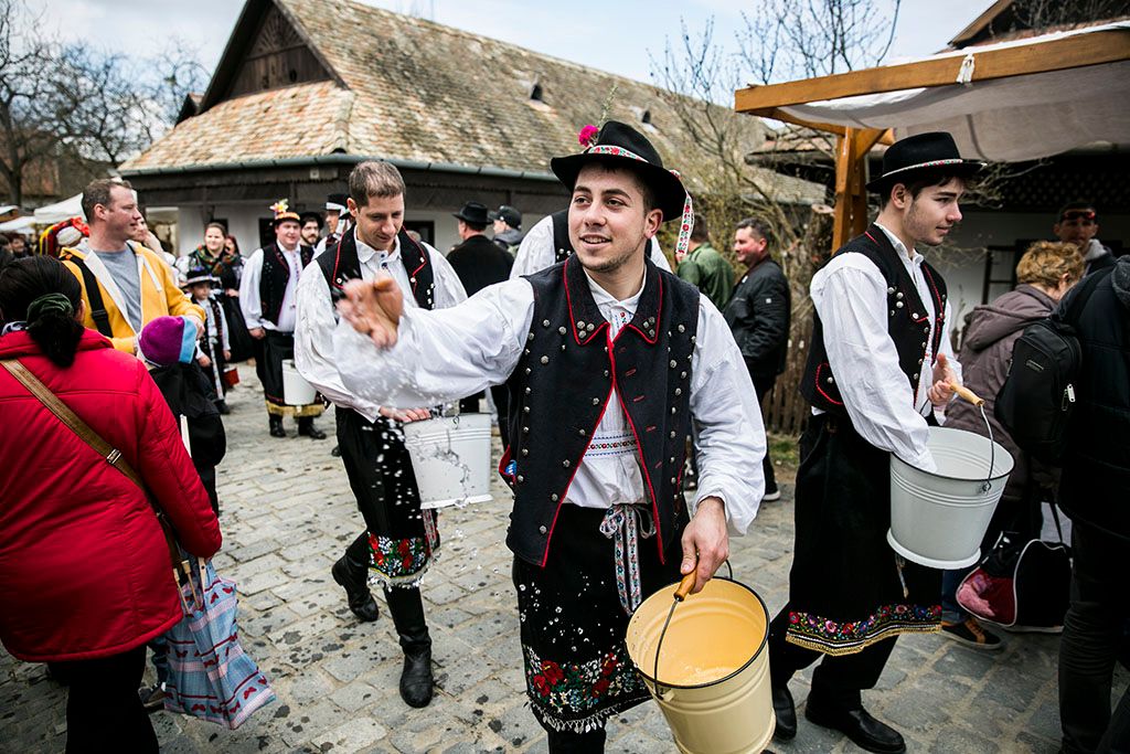 Húsvét Hollókő locsolás 08-HPGY