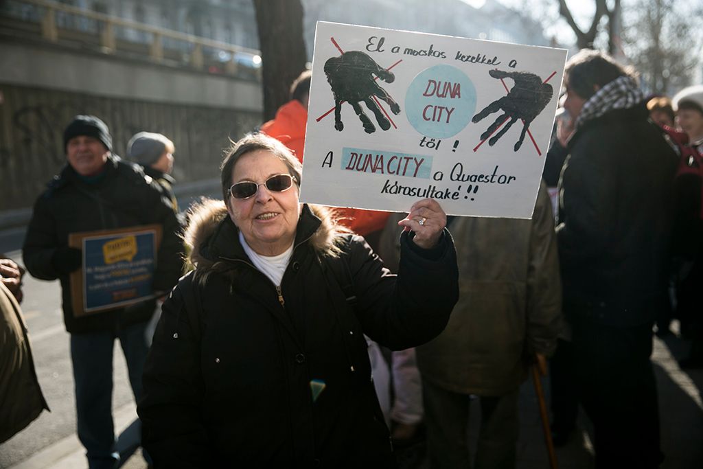 Quaestor Károsultak Közössége demonstrációt tart a Budapest 2024 Zrt. irodájánál.