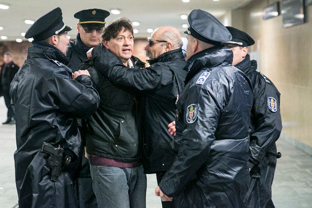 Március 15. Tüntetők tiltakoztak Orbán Viktor múzeumkerti beszéde alatt. Hátat fordítottak a Múzeumkertnek a Demokratikus Magyarországért Civil Társaság rendezvényén részt vevő tüntetők Orbán Viktor miniszterelnök beszéde alatt. Fotó: Horváth Péter Gyula