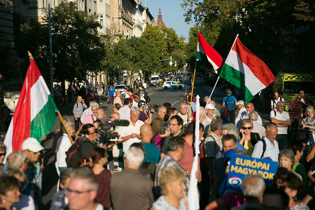 A Demokratikus Koalíció (DK) Utcára, európai magyarok! címmel meghirdetett kormányellenes demonstrációjának résztvevői a belvárosi Kossuth Lajos tér és Alkotmány utca sarkánál 2018. szeptember 18-án. Fotó: Horváth Péter Gyula