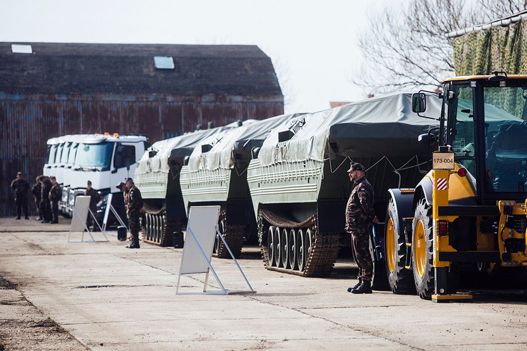 Kétmilliárd forintos beszerzés katasztrófavédelemre a Magyar Honvédség katasztrófavédelmi beavatkozási képességének fejlesztése érdekében, több mint kétmilliárd forint értékben beszerzett eszközök átadásán a Magyar Honvédség XVI. kerületi anyagellátó raktárbázisán Fotó: Horváth Péter Gyula