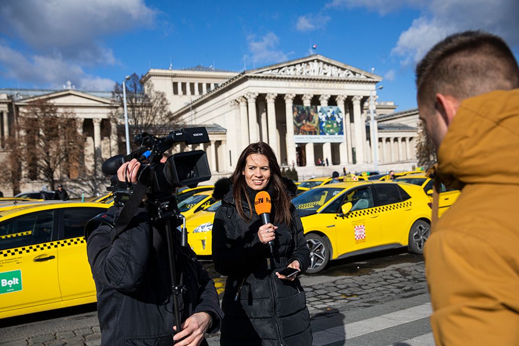 Látványos taxis demonstráció volt Budapesten a Hősök terén 9-HPGy