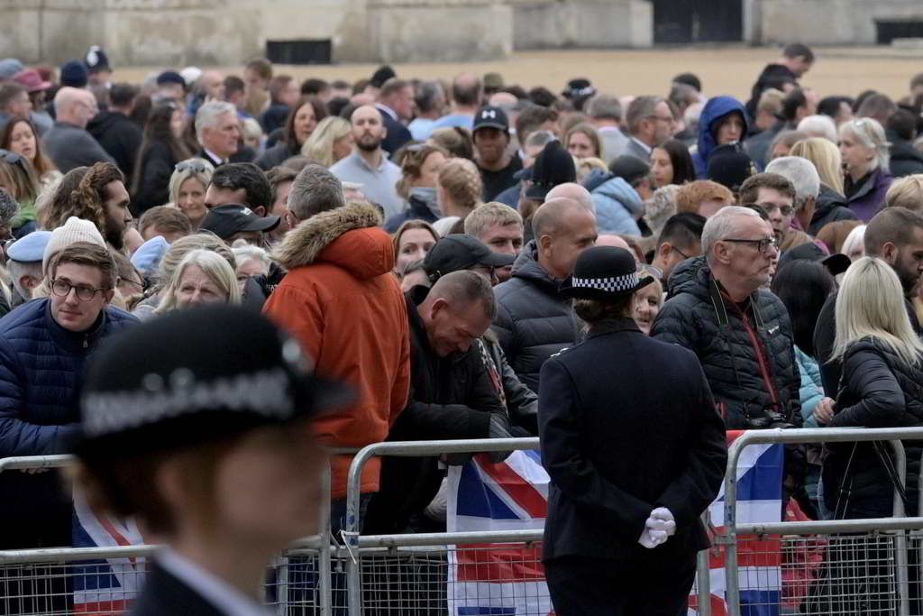 II. Erzsébet koporsójának érkezésére váró emberek a temetési menet kijelölt útvonala mentén Londonban 2022. szeptember 19-én. MTI