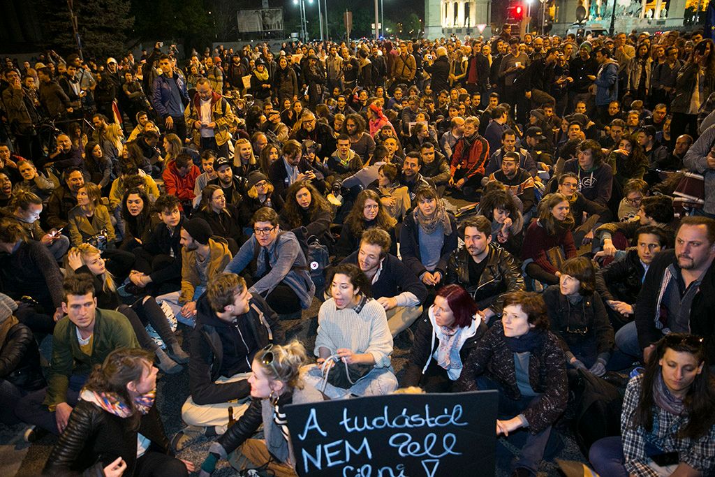 Az Oktatási szabadságot csoport demonstrációja után tiltakozók tovább vonultak  a Lendvay utca fidesz székházhozFotó: Horváth Péter Gyula