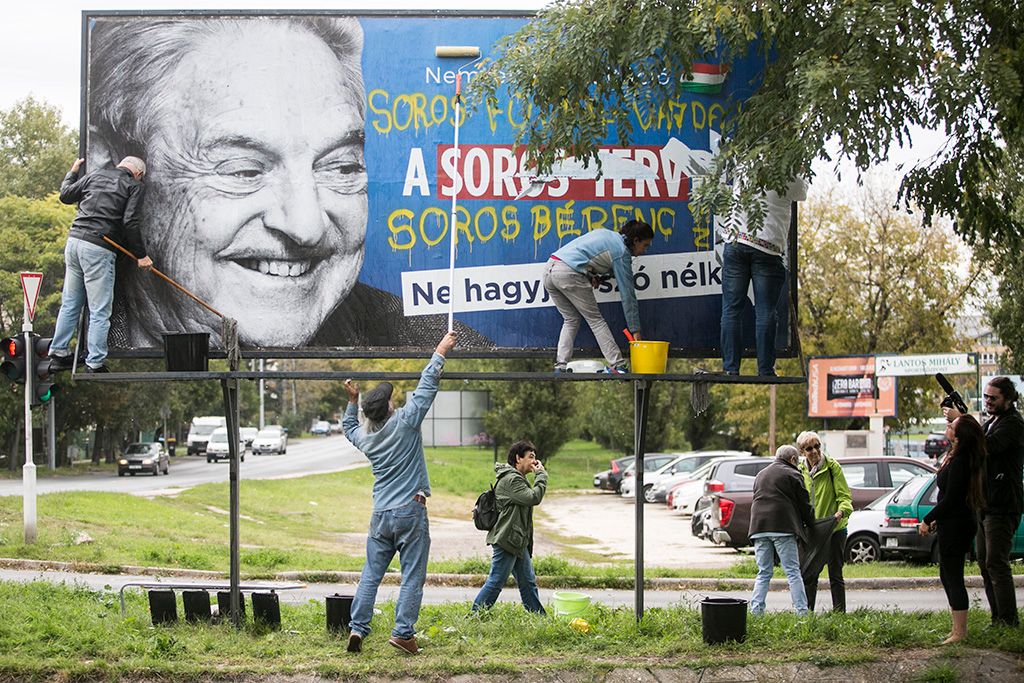 Az Együtt a kormány újabb gyűlöletkeltő, Soros György-ellenes plakátjait is eltávolítja az utcákról. Most is rendőrségi bejelentéssel, demonstráció keretében, országos mozgalmat hirdetve az akciókra. A plakáteltávolító mozgalmat Vajda Zoltán, az Együtt elnökségi tagja, 16. kerületi politikusa, országgyűlési képviselőjelöltje szervezi - az első plakát eltávolítása aktivistákkal közösen. 2017.10.05. Fotó: Horváth Péter Gyulay