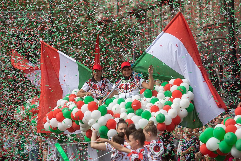 Az Oktogon és a Hősök tere között monumentális, guruló díszletekkel elevenedett meg Magyarország alapításának története. 8-HPGy