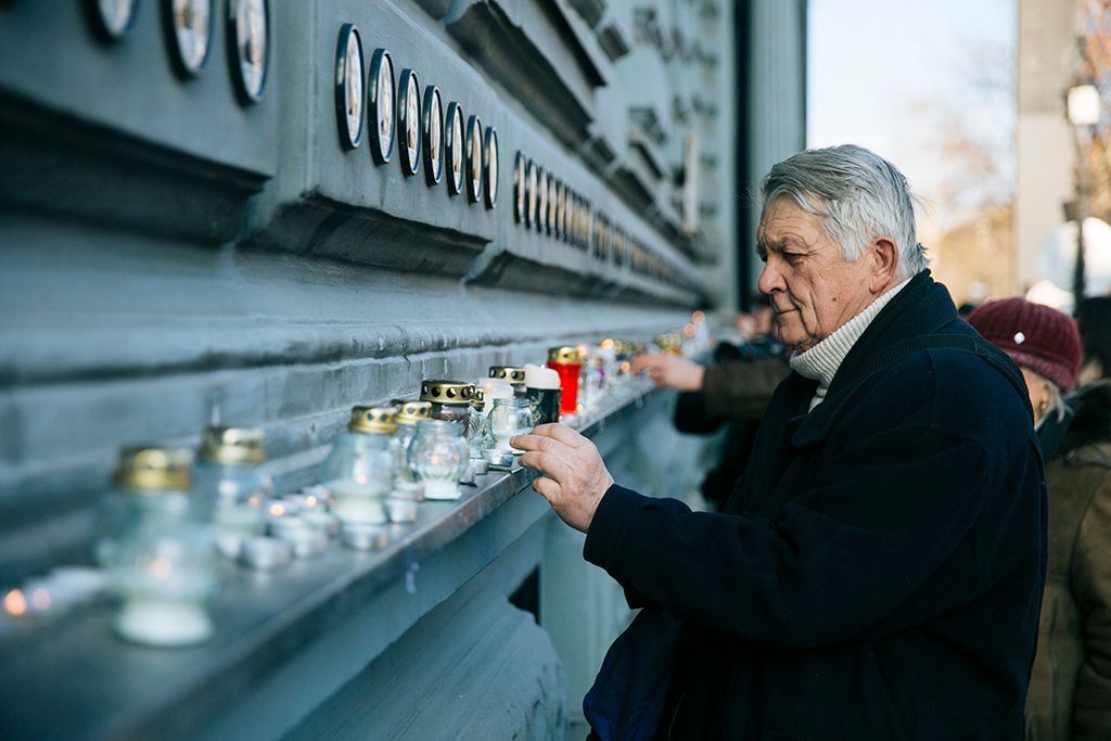 Schmidt Mária, a Terror Háza Múzeum főigazgatója Gulyás Gergely, a Fidesz frakcióvezetője  a kommunizmus áldozatainak emléknapján a budapesti Terror Háza Múzeumban rendezett megemlékezésen 2018. február 25-én. Fotó: Horváth Péter Gyula