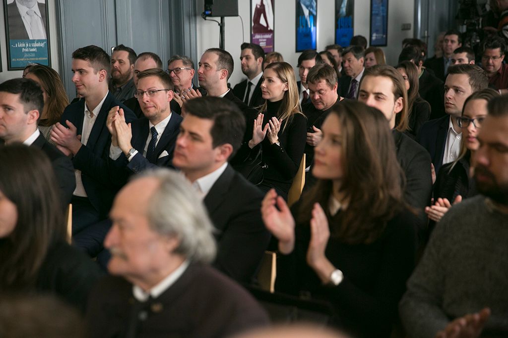 Schmidt Mária, a Terror Háza Múzeum főigazgatója Gulyás Gergely, a Fidesz frakcióvezetője  a kommunizmus áldozatainak emléknapján a budapesti Terror Háza Múzeumban rendezett megemlékezésen 2018. február 25-én. Fotó: Horváth Péter Gyula