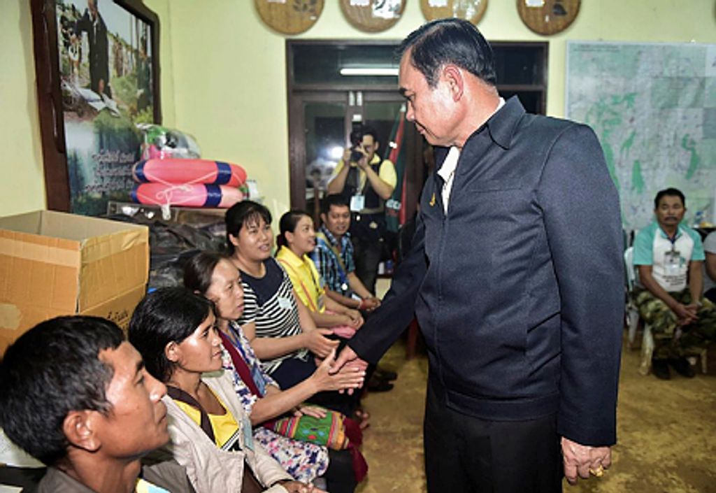 Prayut Chan-o-cha thai miniszterelnök üdvözli a bajbajutottak családtagjait – Fotó: MTI/EPA