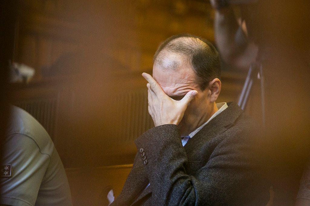 Quaestor - Megkezdődött az ügy tárgyalása a Fővárosi Törvényszéken. Tarsoly Csaba a tárgyalóteremben az ellene és társai ellen indított büntetőper tárgyalásán a Fővárosi Törvényszéken 2016. július 12-én. Az ügyészség öt vádpontban 5458 rendbeli csalást és sikkasztást ró a vádlottak terhére. A Tarsoly Csabát érintő cselekmények száma a vád szerint 753 rendbeli. Fotó: Horváth Péter Gyula
