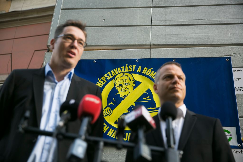Juhász Péter és Karácsony Gergely, közös akciót tart a Római-part védelmében, a mobilgát megépítése ellen a Fővárosi Közgyűlésen Fotó: Horváth Péter Gyula
