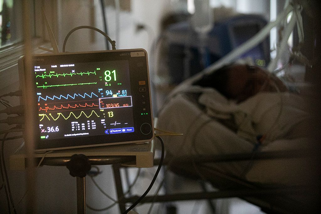 Védőfelszerelést viselő ápoló a koronavírussal fertőzött betegek fogadására kialakított intenzív osztályon a fővárosi Szent László Kórházban Fotó: Horváth Péter Gyula