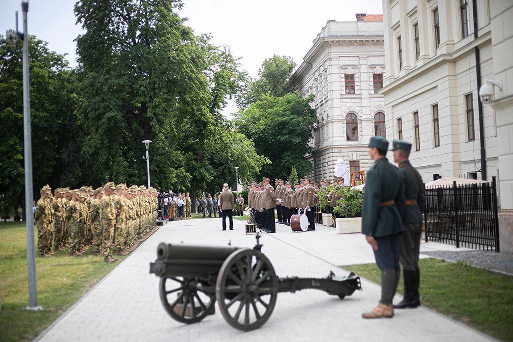 Emlékoszlop a Ludovika Campuson 11-HPGy
