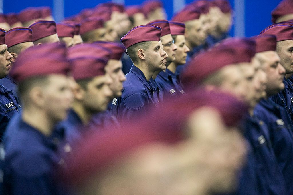 A határvadászképzés második és harmadik ütemében kinevezett tiszthelyettesek az ünnepélyes eskütételen a budapesti Hungexpón Fotó: Horváth Péter Gyula