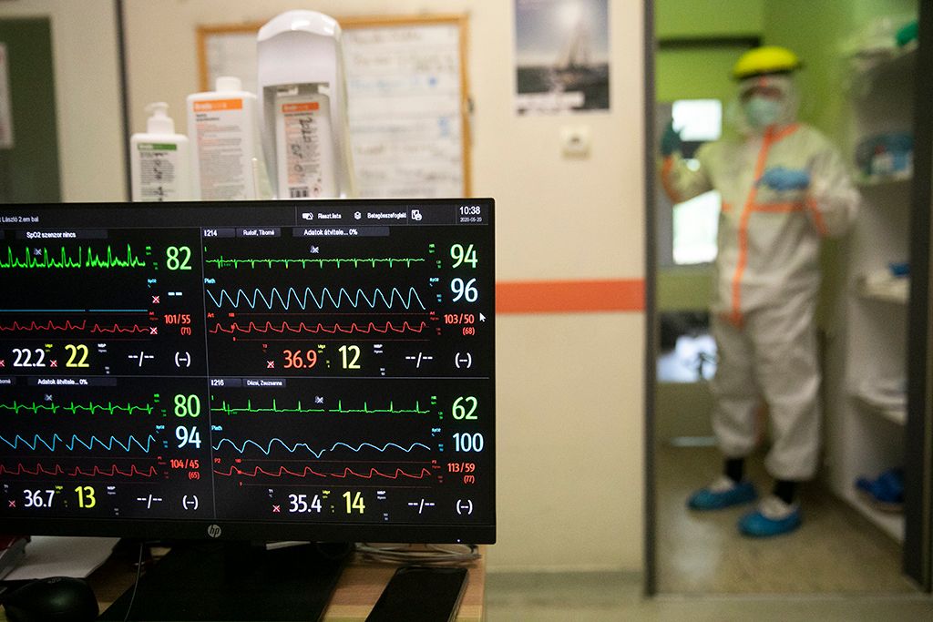 Védőfelszerelést viselő ápoló a koronavírussal fertőzött betegek fogadására kialakított intenzív osztályon a fővárosi Szent László Kórházban Fotó: Horváth Péter Gyula