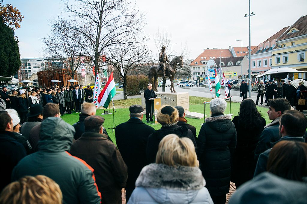 Felavatták Árpád fejedelem lovas szobrát Óbudán 8-HPGy