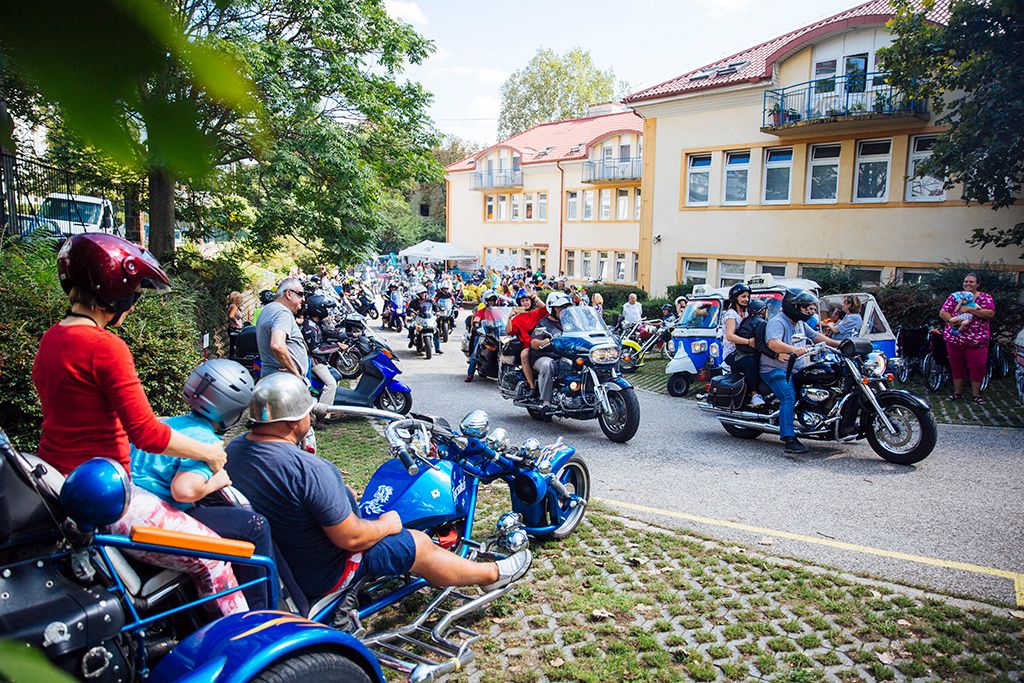 A Pető Intézet rendhagyó, motoros felvonulással egybekötött tanévnyitója az intézmény előtt. Fotó: Horváth Péter Gyula