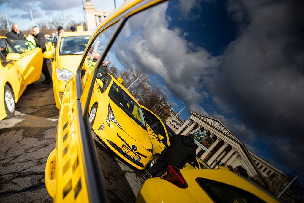 Látványos taxis demonstráció volt Budapesten a Hősök terén 8-HPGy