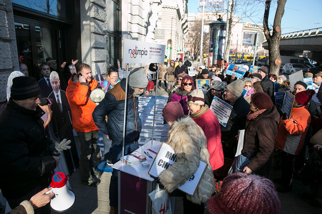 Quaestor Károsultak Közössége demonstrációt tart a Budapest 2024 Zrt. irodájánál.